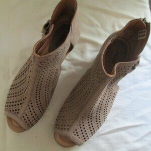 Earth "Keri" Peep Toe Sandal, Size 10, Taupe